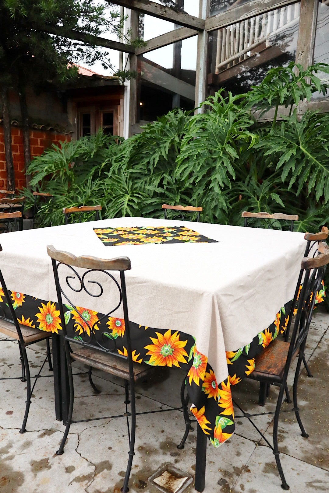 Toalha de Mesa Quadrada Com Barra em Chita Preta Mesa 8 Lugares 2,40x2,40m