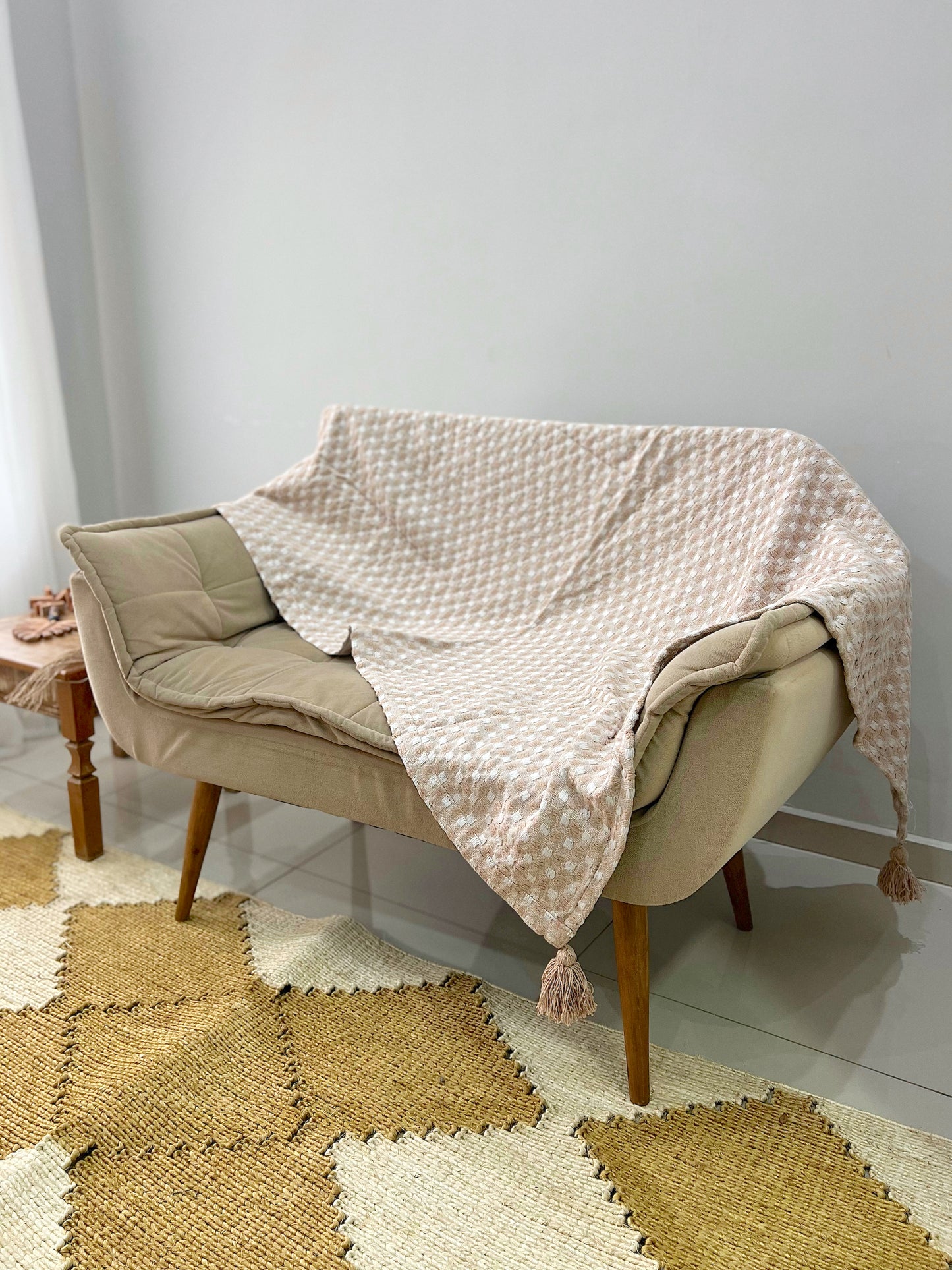 Manta de Algodão Bege com Pompom Safira para Sofá 1,40x1,50m