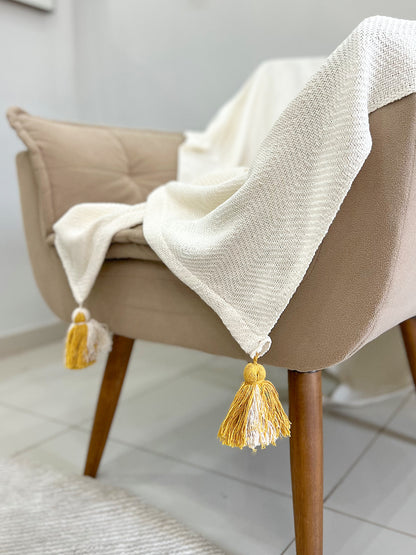 Manta para Sofá / Peseira Lisa Cru com Pompom Mostarda Boho 1,20mx1,80m
