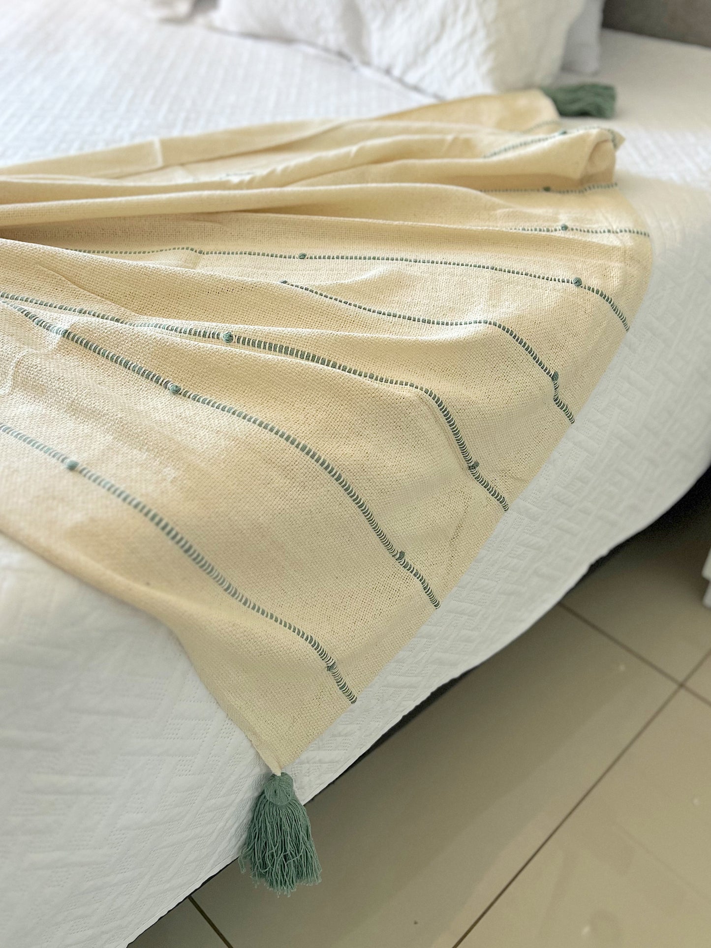 Manta para Sofá / Peseira Pompom Boho Verde Tifanny 1,20mx1,80