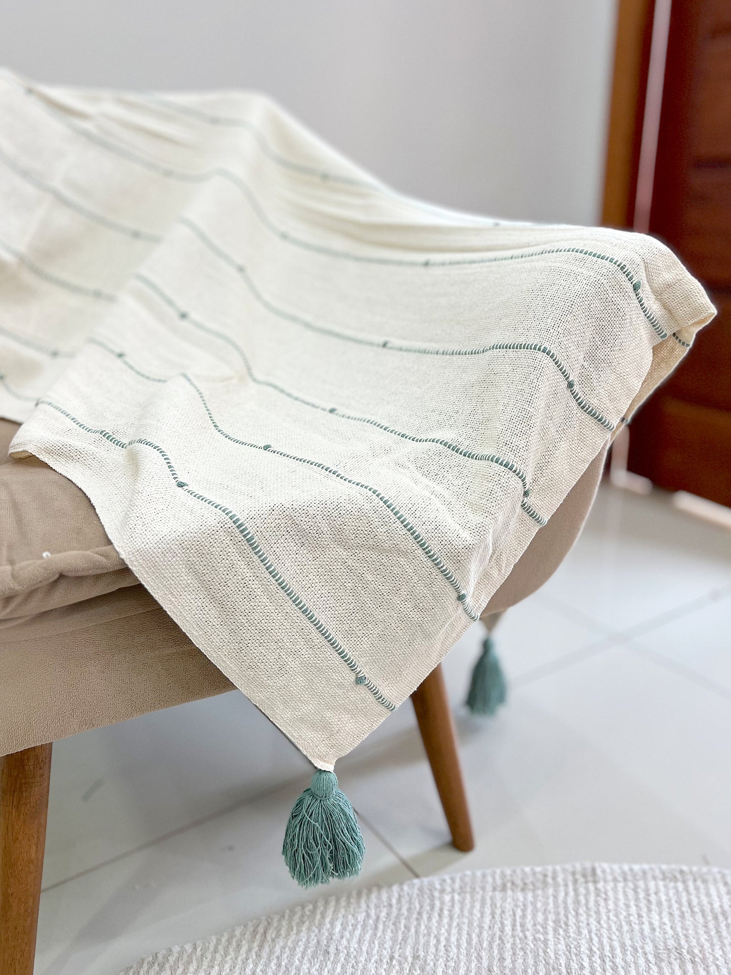 Manta para Sofá / Peseira Pompom Boho Verde Tifanny 1,20mx1,80