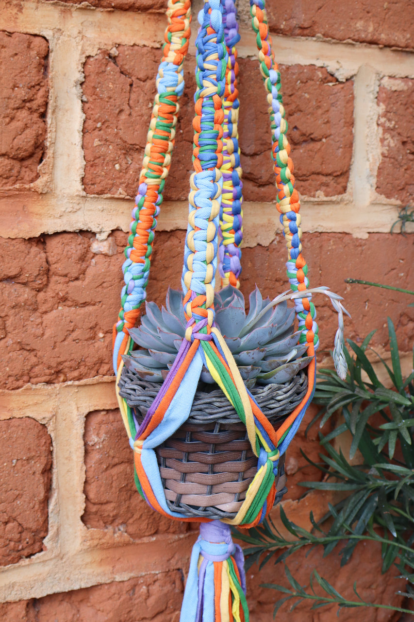 Suporte de Planta em Macramê Malha Um Vaso Colorido