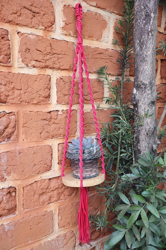 Suporte de Planta em Macramê Malha Um Vaso Com Base de Madeira Vermelho