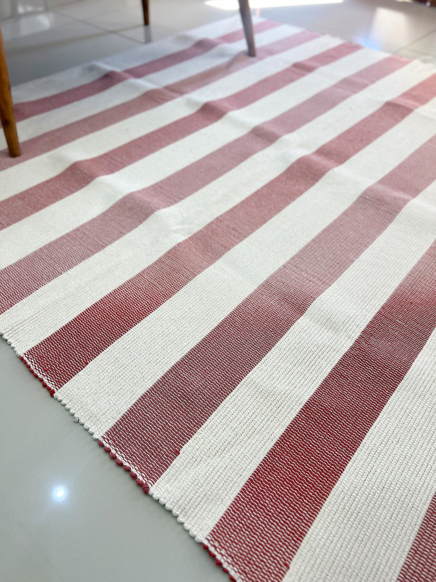 Tapete em Linha Listrado Terracota e Cru 1,50x1,50m