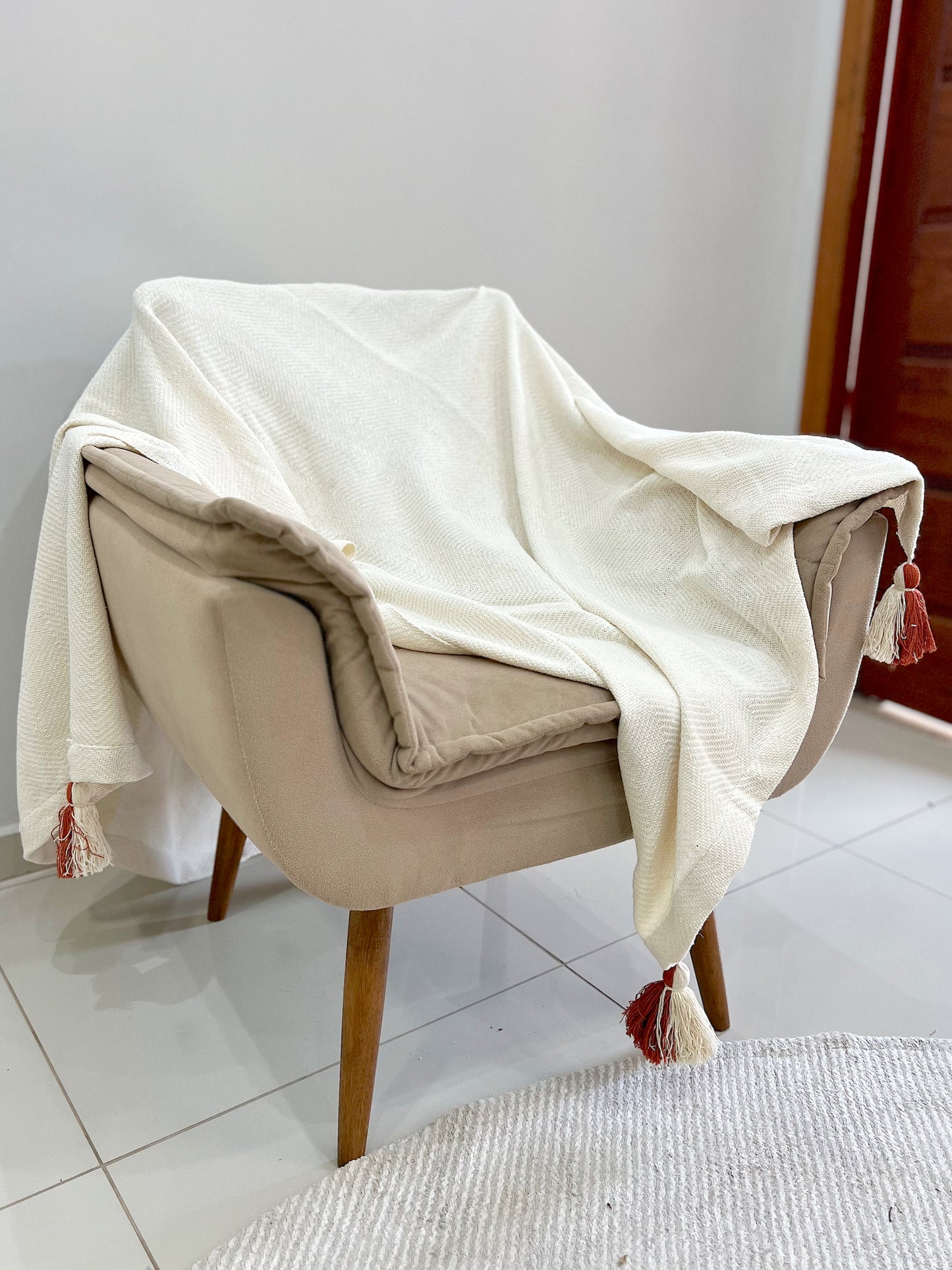 Manta para Sofá / Peseira Lisa Cru com Pompom Terracota Boho 1,20mx1,80m