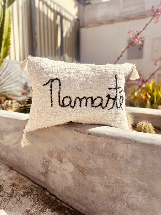 Capa de Almofada Algodão Bordada Namastê Preta 30x50cm