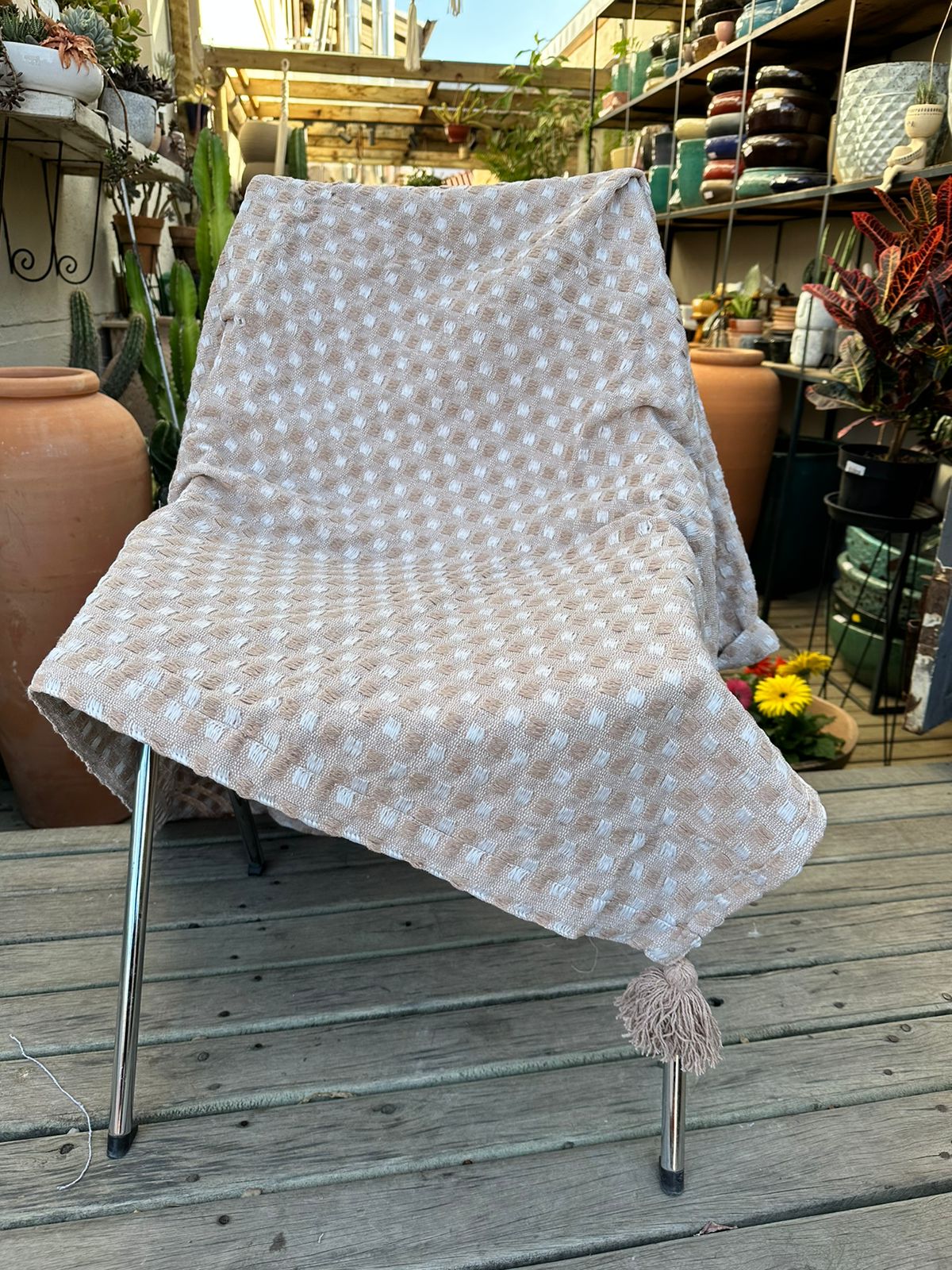 Manta de Algodão Bege com Pompom Safira para Sofá 1,40x1,50m