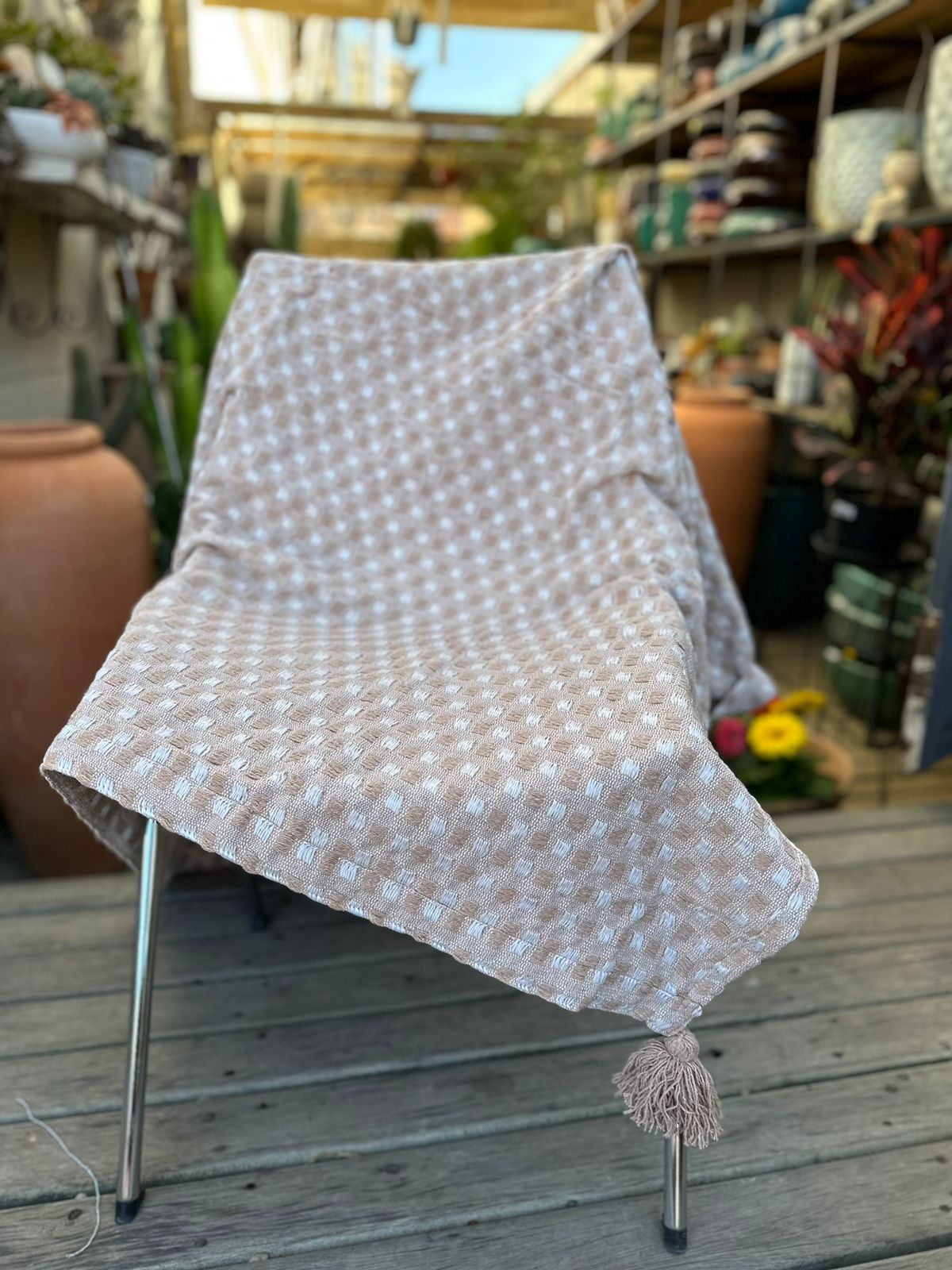 Manta de Algodão Bege com Pompom Safira para Sofá 1,40x1,50m
