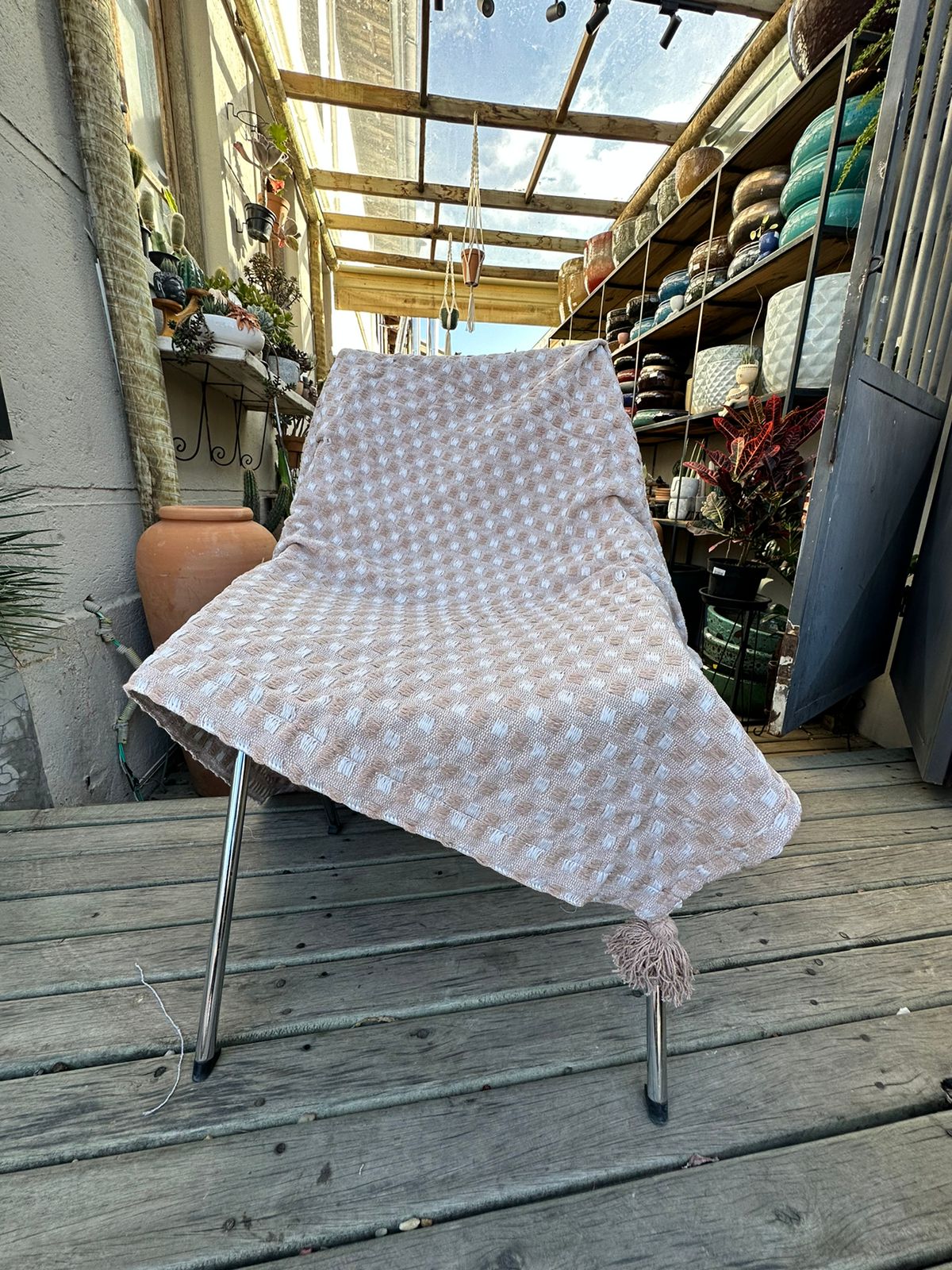 Manta de Algodão Bege com Pompom Safira para Sofá 1,40x1,50m
