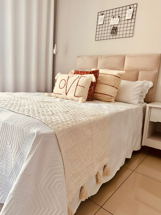 Peseira de Algodão Cru com Pompom Safira 0,65x2,30m