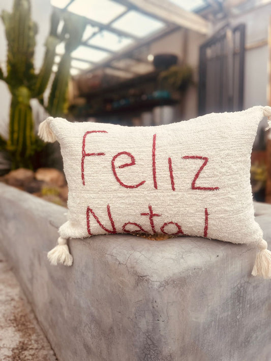 Capa de Almofada Natalina Baguete Algodão Bordada Feliz Natal Vermelha 30x50cm