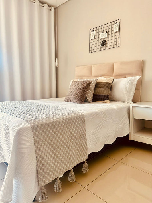 Peseira de Algodão Cinza com Pompom Safira 0,65x2,30m