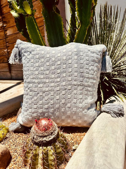 Capa de Almofada Safira Boho com Pompom Cinza 45x45