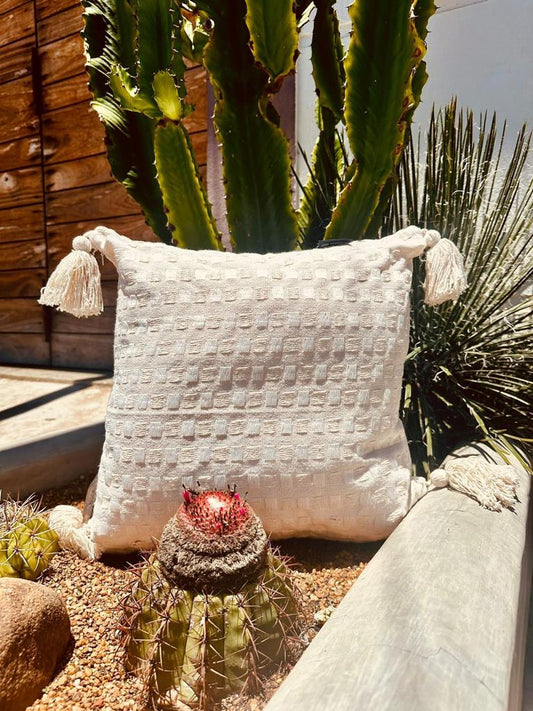 Capa de Almofada Safira Boho com Pompom Cru 45x45
