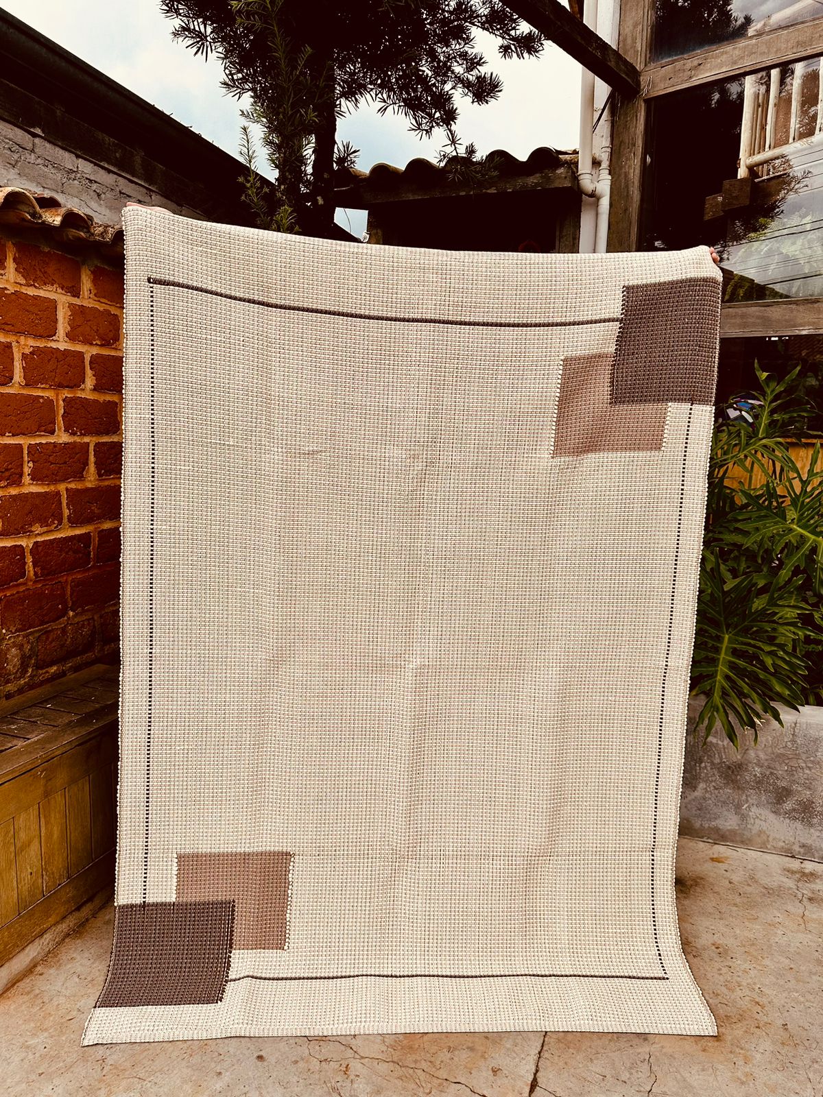 Tapete Linha Trabalhado Moldura Café com Leite 1,50x2,00m