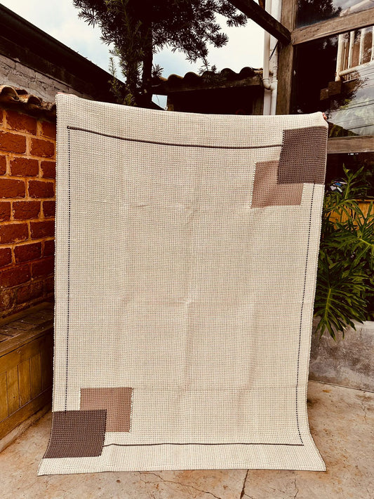 Tapete Linha Trabalhado Moldura Café com Leite 1,50x2,00m