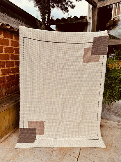 Tapete Linha Trabalhado Moldura Café com Leite 1,50x2,00m