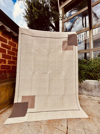 Tapete Linha Trabalhado Moldura Café com Leite 1,50x2,00m