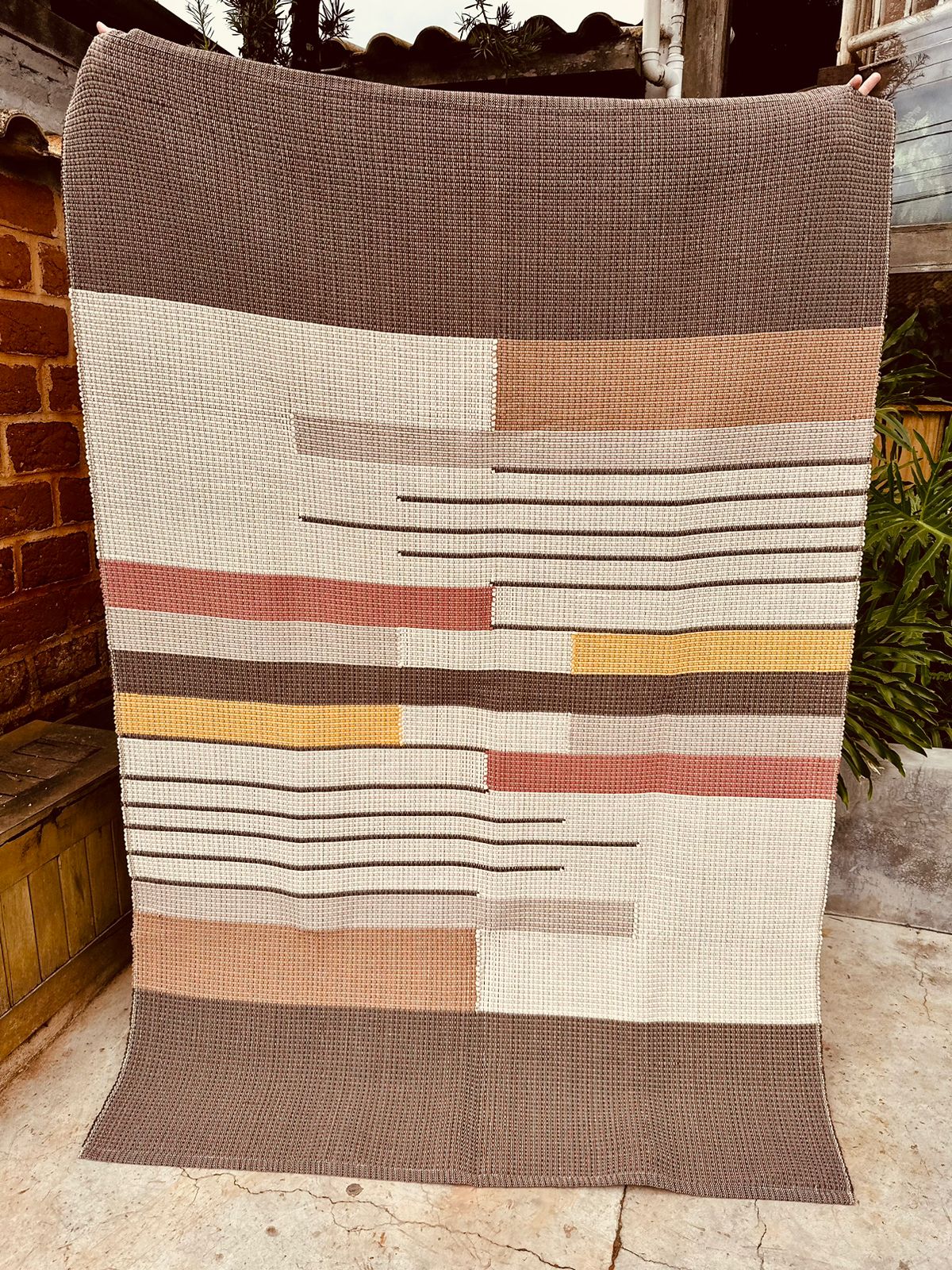 Tapete Linha Trabalhado Listras Terra e Mostarda 1,50x2,00m