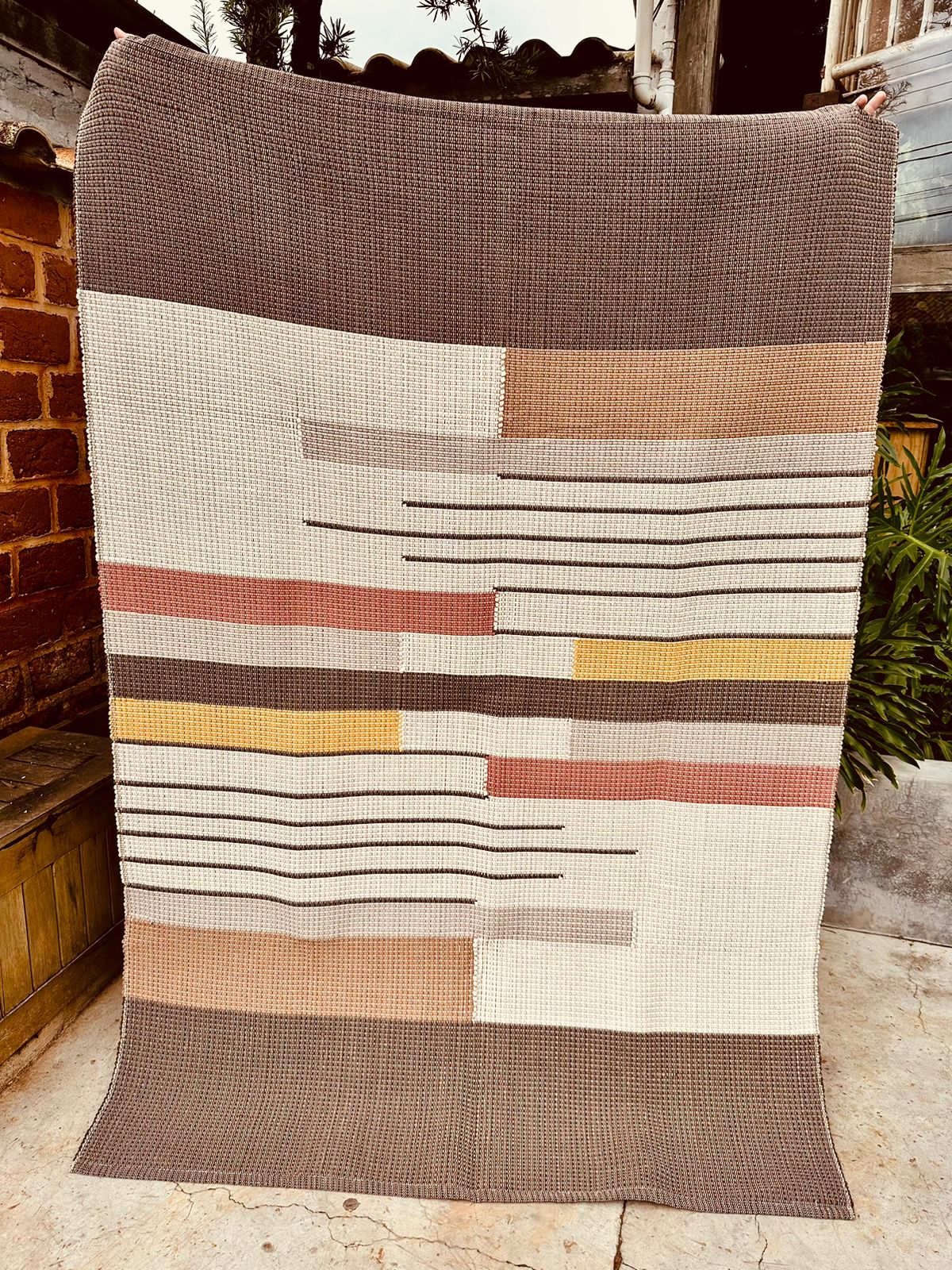 Tapete Linha Trabalhado Listras Terra e Mostarda 1,50x2,00m