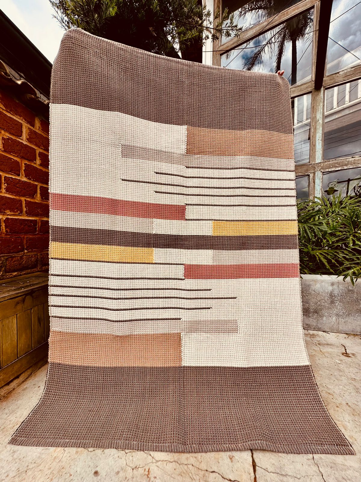 Tapete Linha Trabalhado Listras Terra e Mostarda 1,50x2,00m