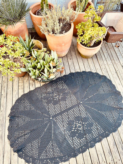 Tapete Oval em Crochê Preto