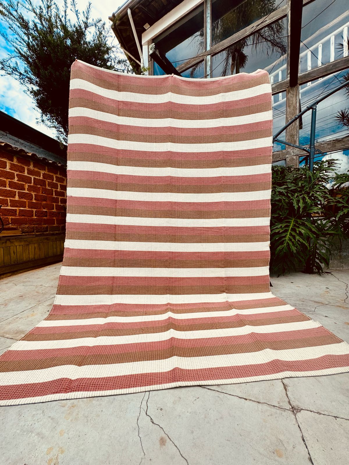 Tapete em Linha Listrado Terracota, Café com Leite e Cru 2,00x2,50m