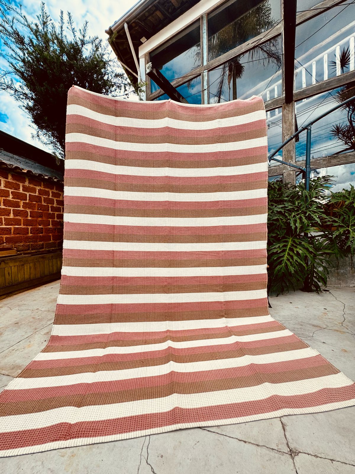 Tapete em Linha Listrado Terracota, Café com Leite e Cru 2,00x2,50m