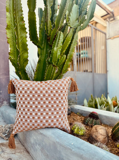Capa de Almofada Safira Boho com Pompom Caramelo 45x45