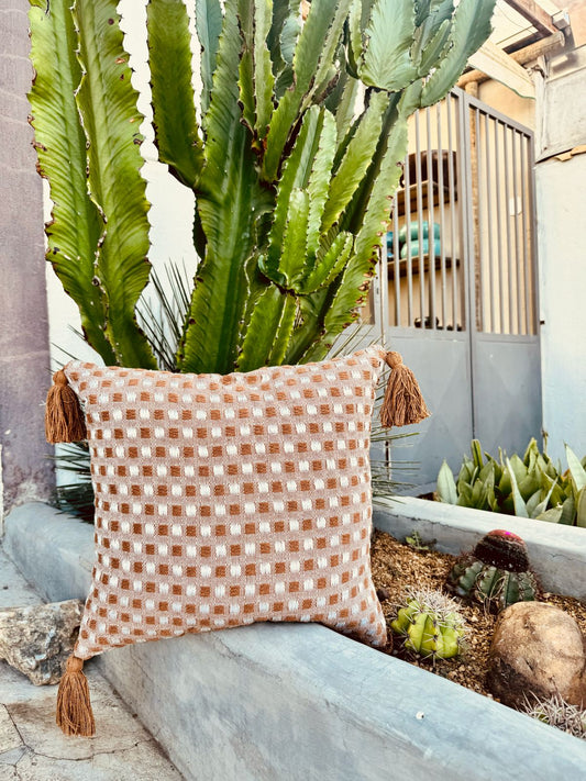 Capa de Almofada Safira Boho com Pompom Caramelo 45x45