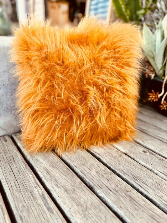 Capa de Almofada Pelúcia Pelo Alto Pelinho 45x45cm Mostarda