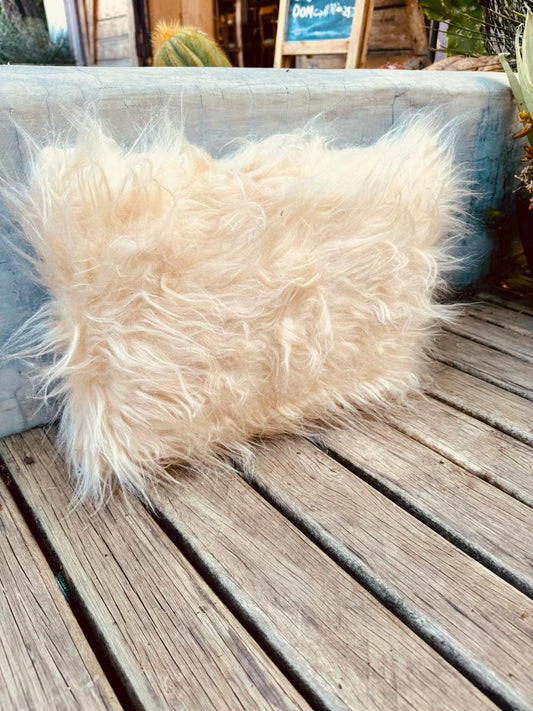Capa de Almofada Pelúcia Pelo Alto Pelinho 30x50cm Cru