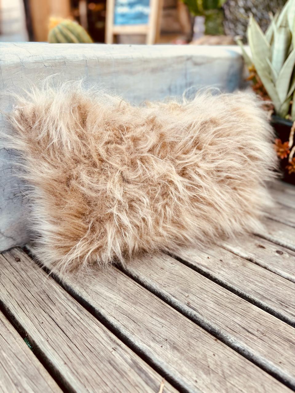 Capa de Almofada Pelúcia Pelo Alto Pelinho 30x50cm Bege