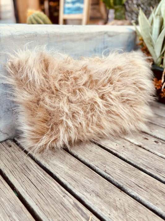 Capa de Almofada Pelúcia Pelo Alto Pelinho 30x50cm Bege