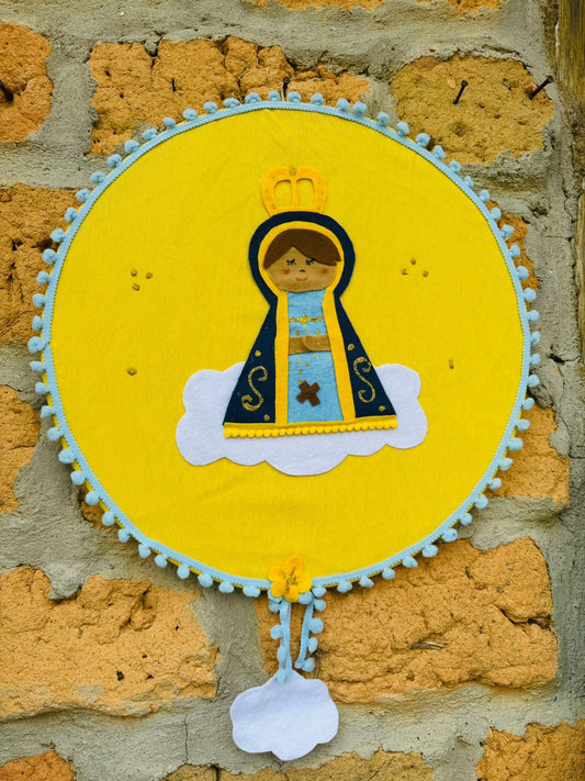 Mandala de Pompom / Enfeite de Parede Nossa Senhora Aparecida Amarelo