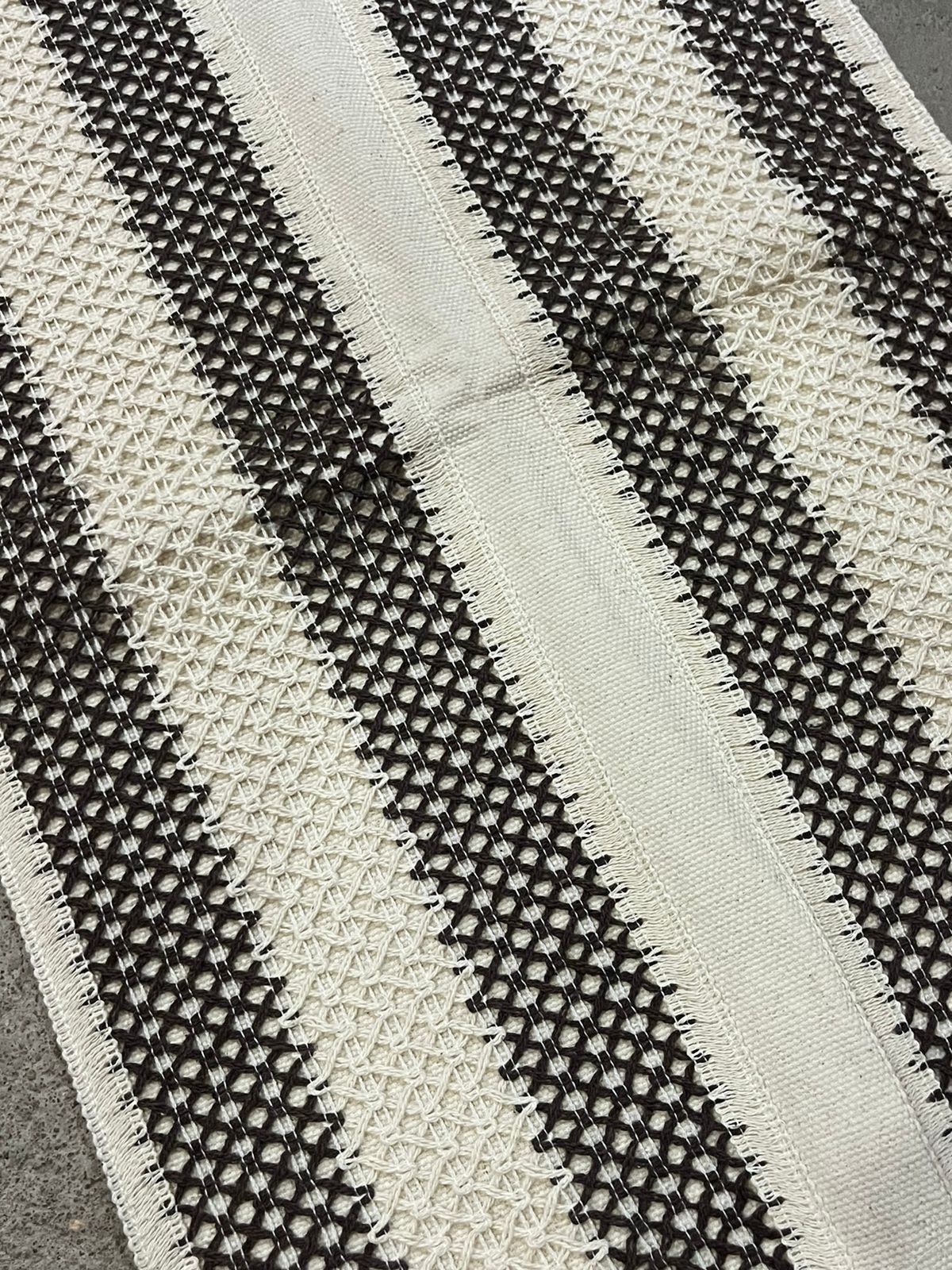 Caminho de Mesa Trabalhado Marrom e Cru Chevron