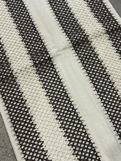 Caminho de Mesa Trabalhado Marrom e Cru Chevron