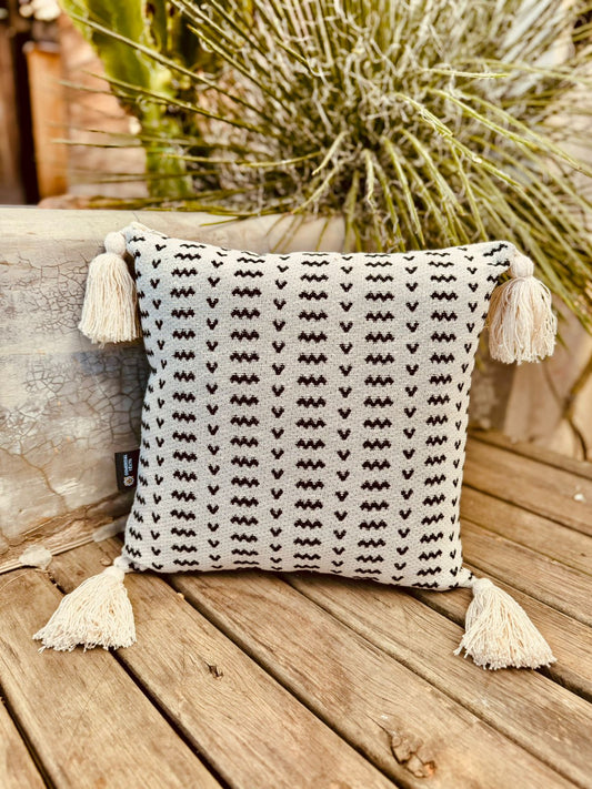 Capa de Almofada Boho Estampada com Pompom Chevron Preto 45x45