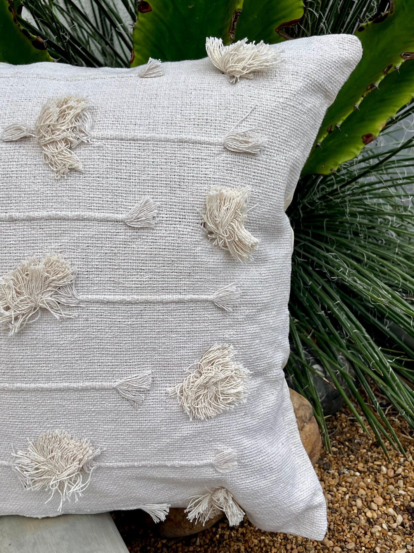 Capa de Almofada Algodão Bordada Com Pompom Cru 50x50cm