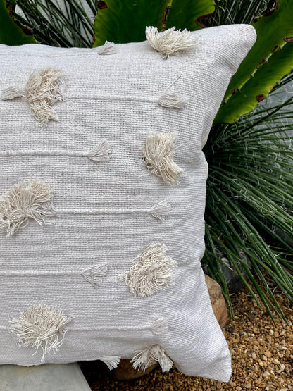 Capa de Almofada Algodão Bordada Com Pompom Cru 50x50cm