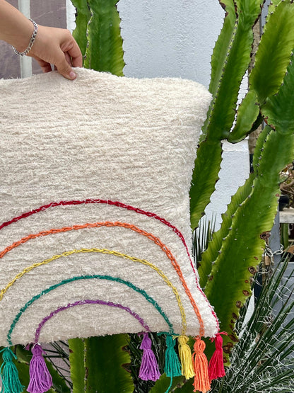 Capa de Almofada Algodão Bordada Pompom Arco Íris 50x50cm