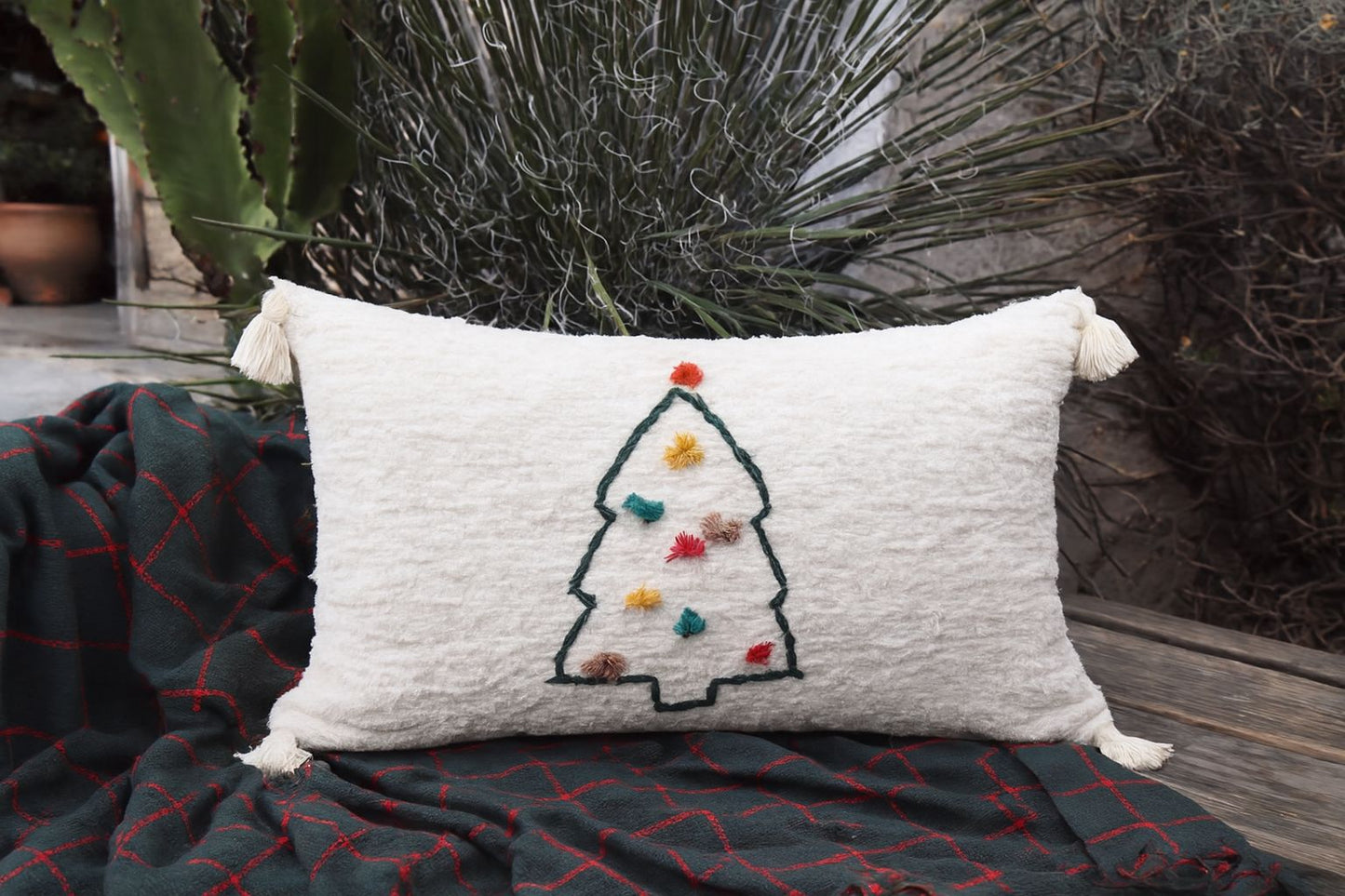 Capa de Almofada Natalina Baguete Algodão Bordada Árvore de Natal 30x50cm