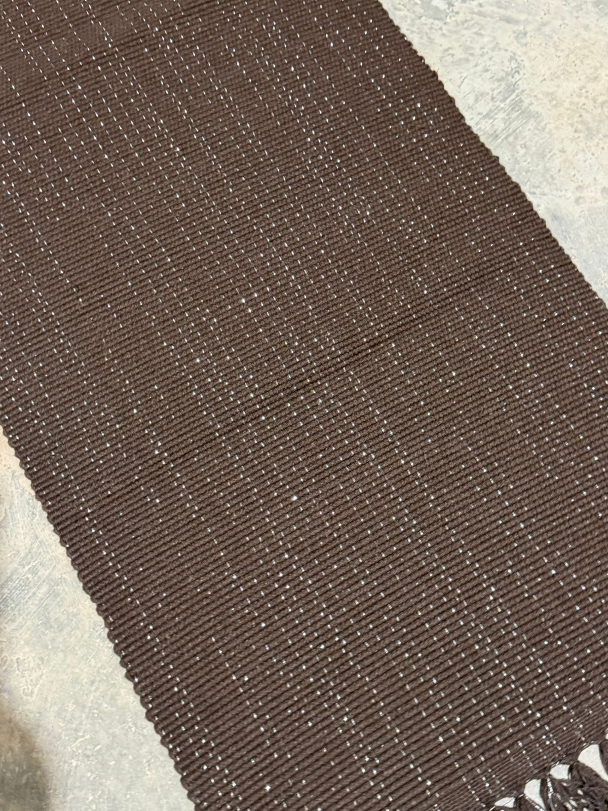 Caminho de Mesa Linha com Fio Lurex Marrom 1,0m