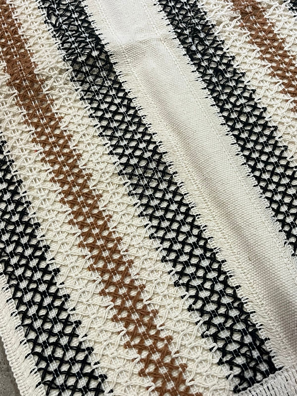 Caminho de Mesa Trabalhado Preto, Bege e Cru