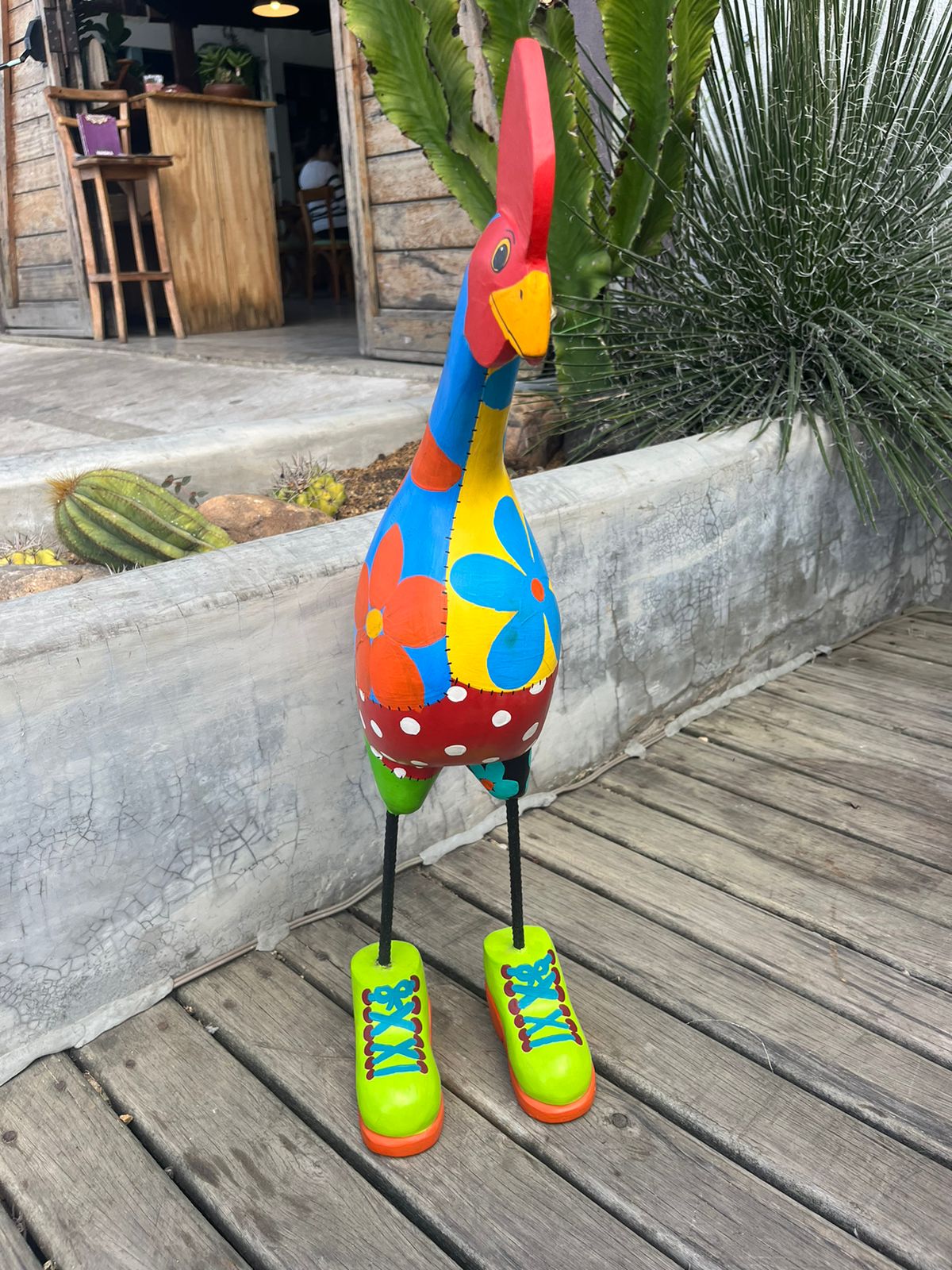 Galinha de Sapatos Verde em Madeira