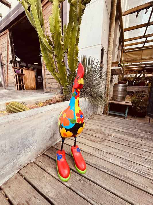 Galinha de Sapatos Vermelha em Madeira
