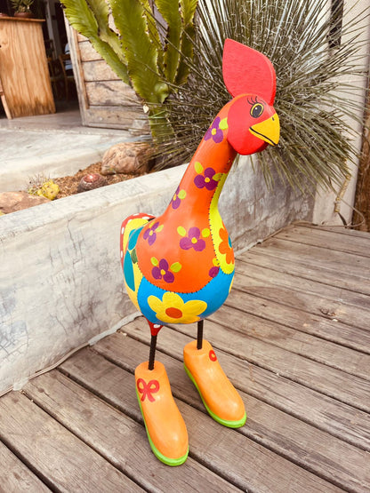 Galinha de Sapatos Laranja em Madeira