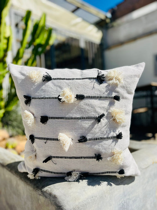 Capa de Almofada Algodão Bordada Com Pompom Preto e Cru 50x50cm