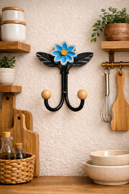 Cabide Ferro com Flor de Madeira Azul