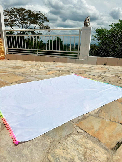 Canga Saída de Praia Branca com Pompom Colorido